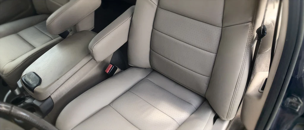 Lincoln vehicle interior upholstery for repair assessment in Dubai