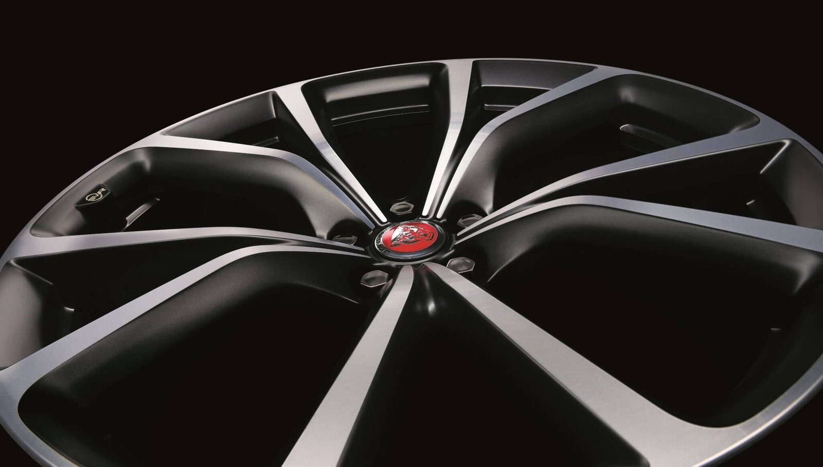 Land Rover alloy wheel inspection and rim repair in Dubai