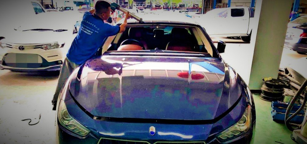 Maserati windscreen glass and trim inspection