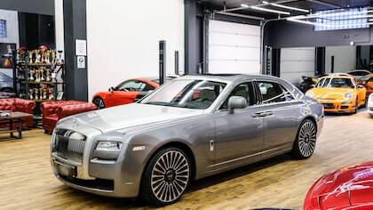Rolls-Royce suspension component inspection at an Al Quoz workshop