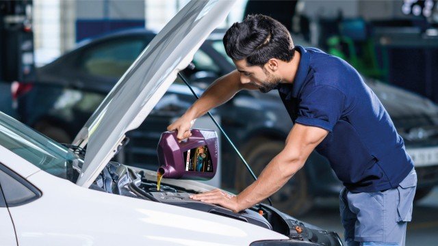 Bentley oil filter and engine oil service prepared at the workshop