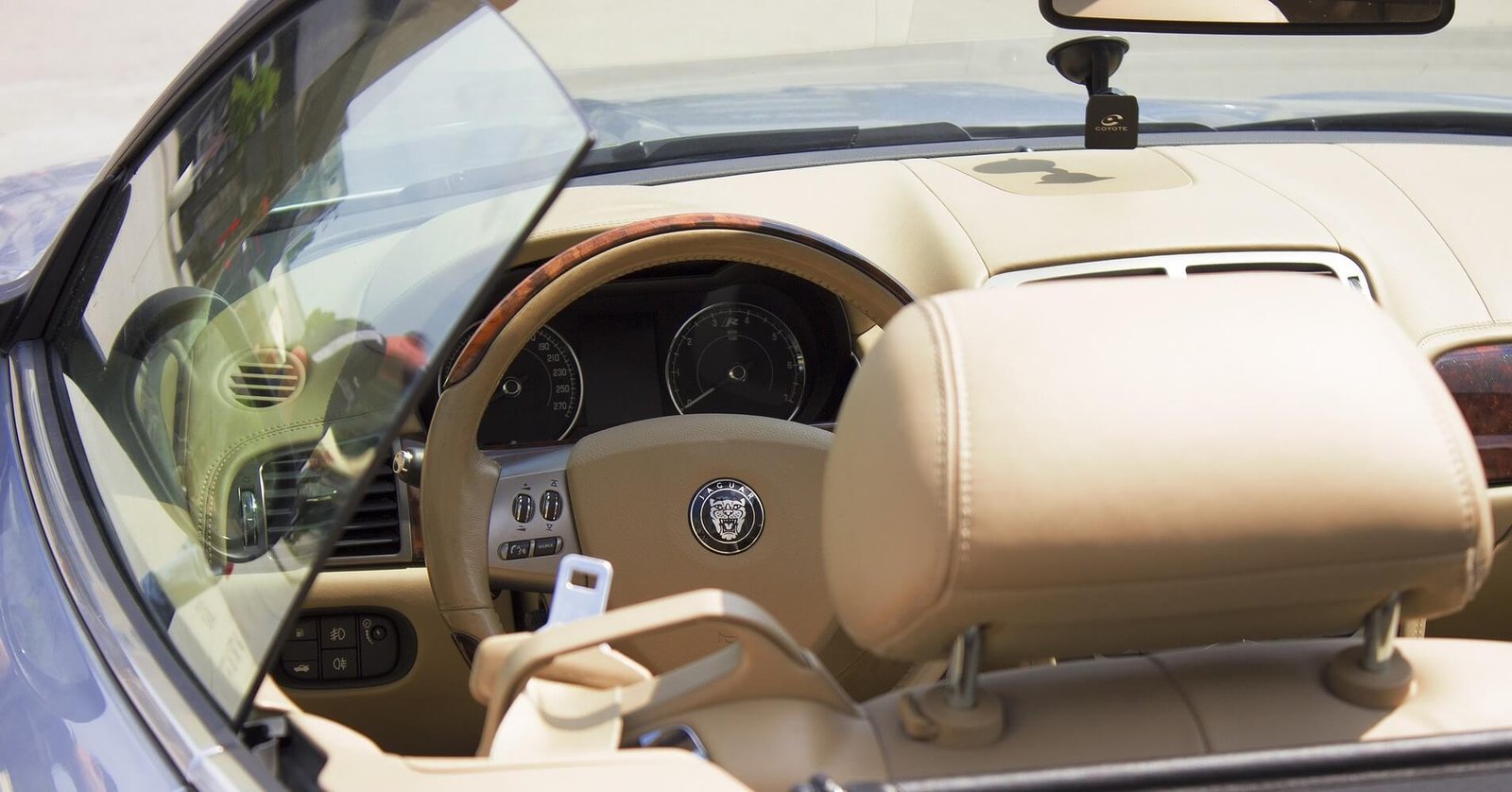 Jaguar windscreen replacement inspection in Dubai